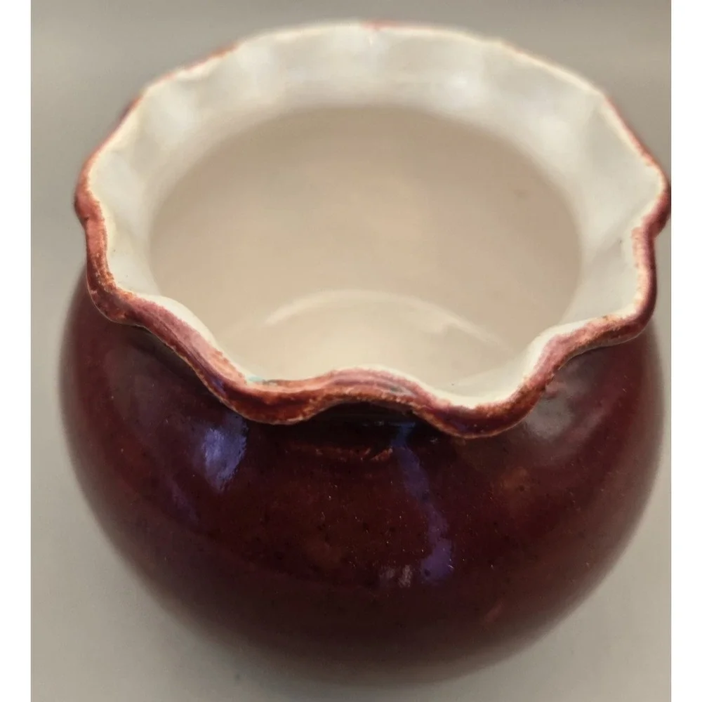 Small Vase Reddish Brown Round With Ruffled Edge‎